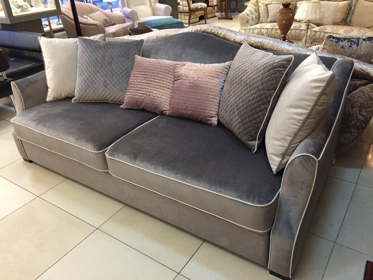 Широкий диван с подушками