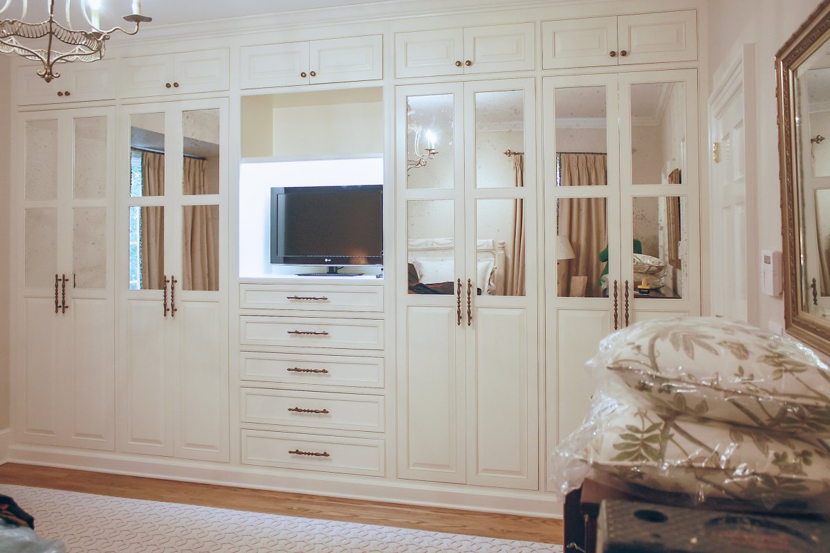 Шкаф с телевизором классика