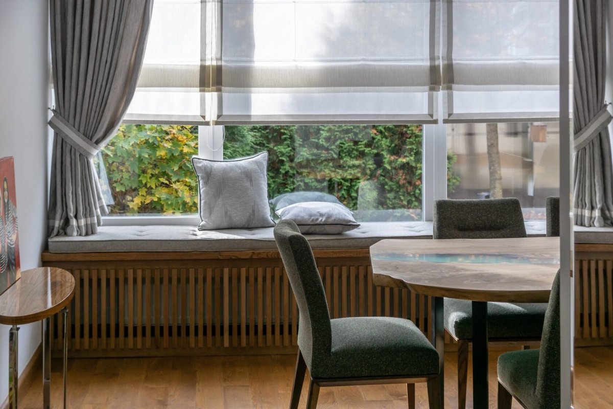 Римская портьера и деревянный подоконник