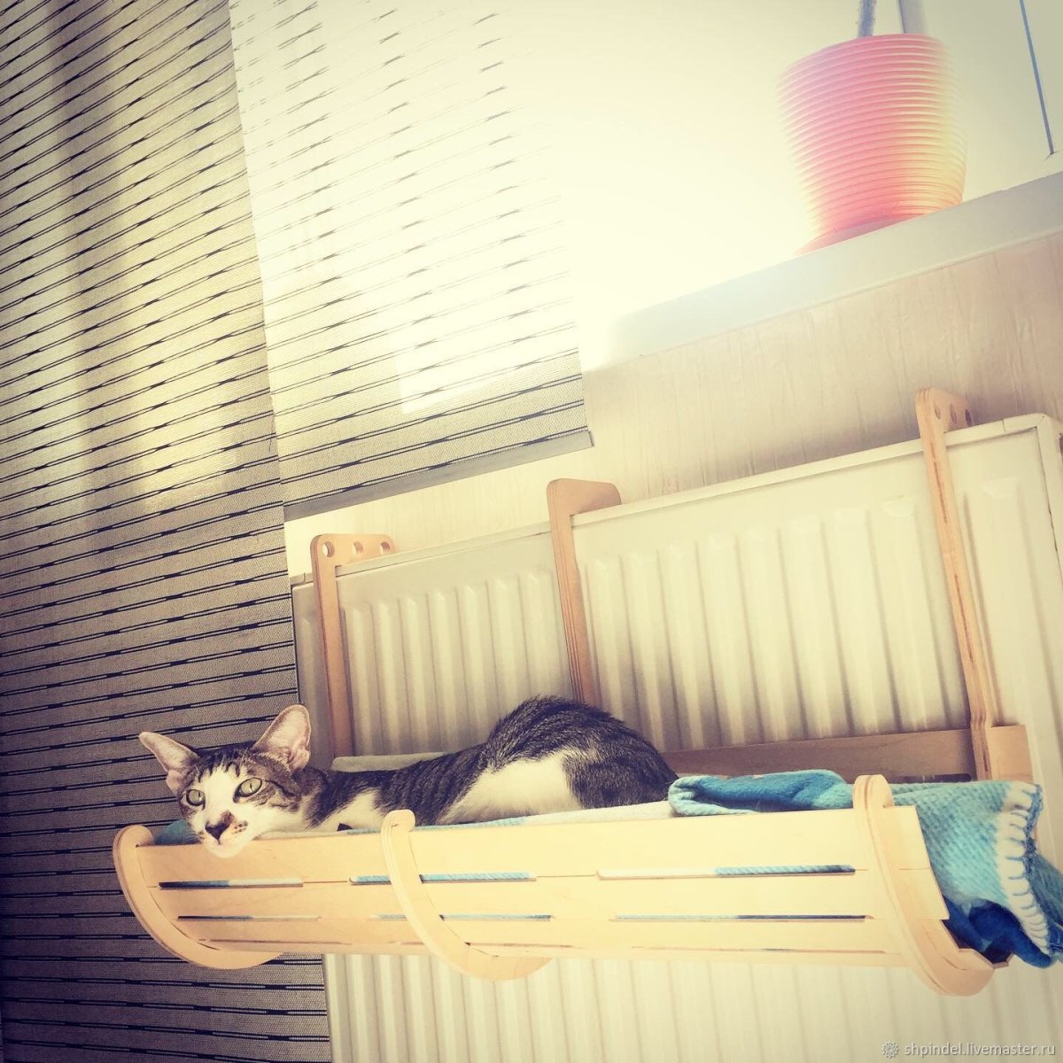 Кошачья лежанка на батарею