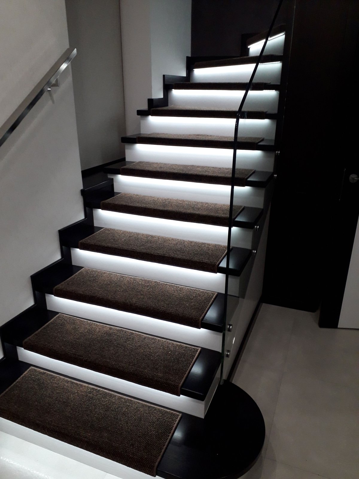 Нескользкие ступени для лестницы в доме