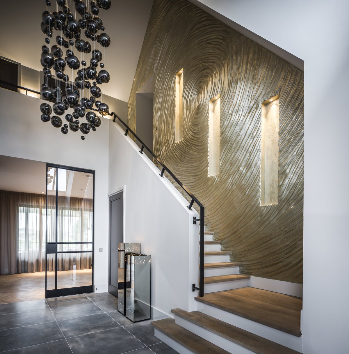 Декор стены у лестницы