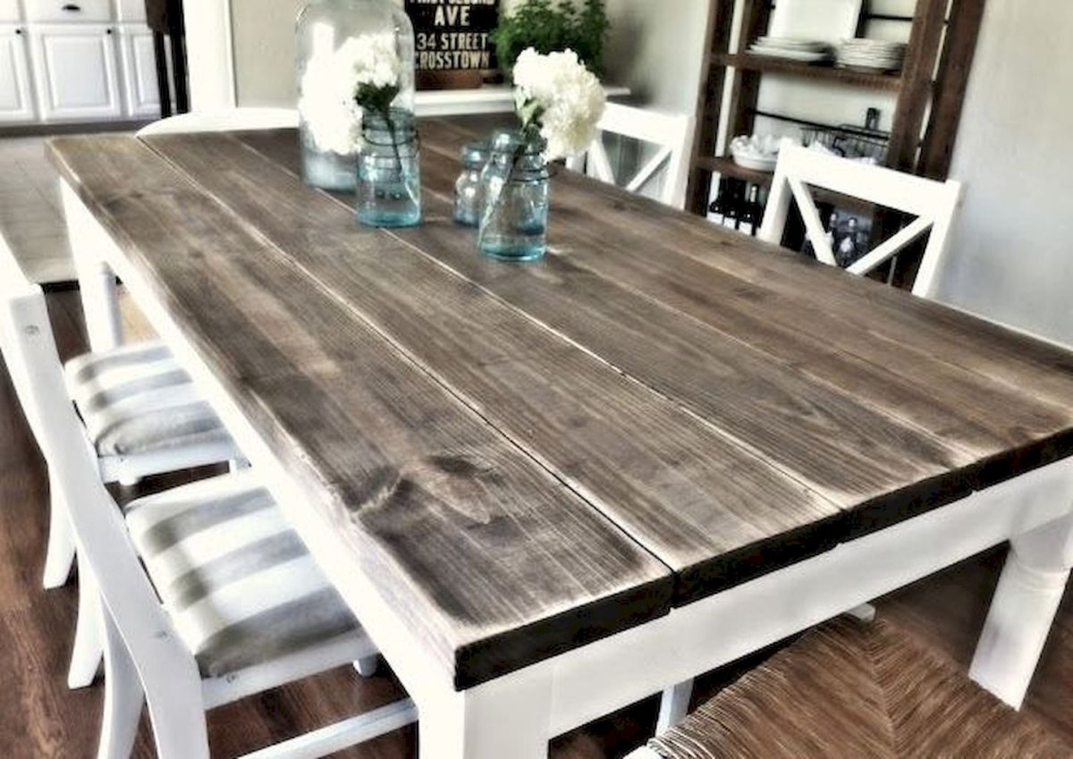 Деревянный стол из досок