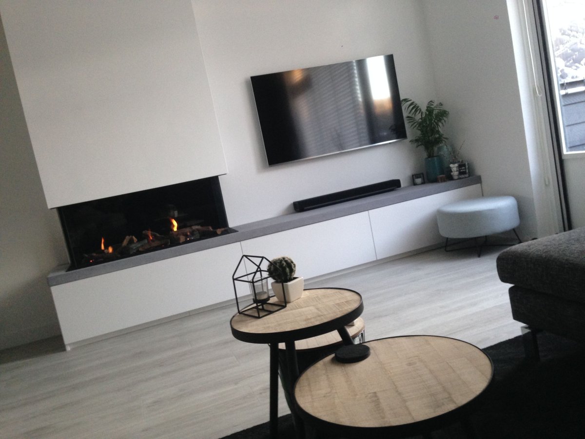 Гостиная в минимализме с биокамином