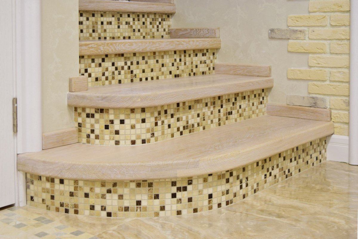 Ступени с мозаикой