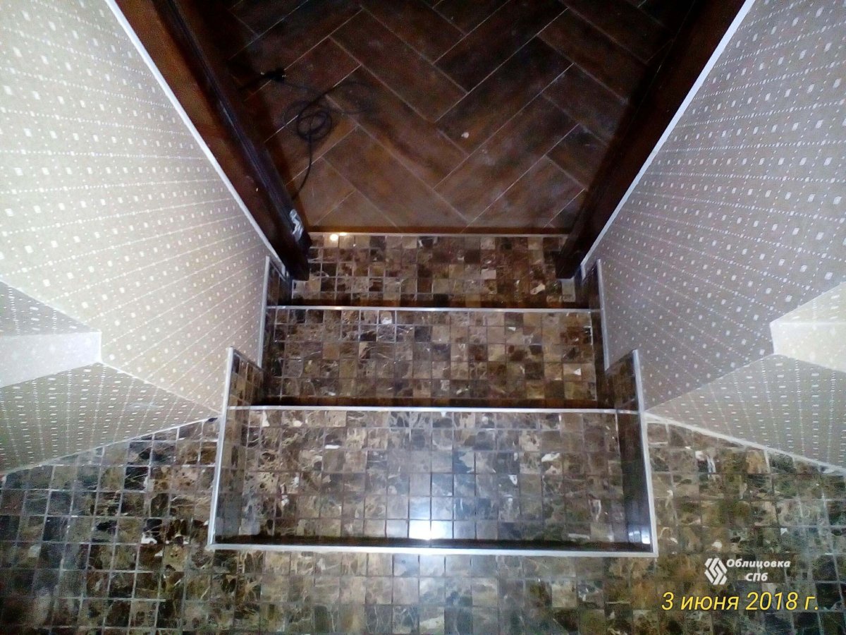 Отделка ступеньки плиткой мозаикой