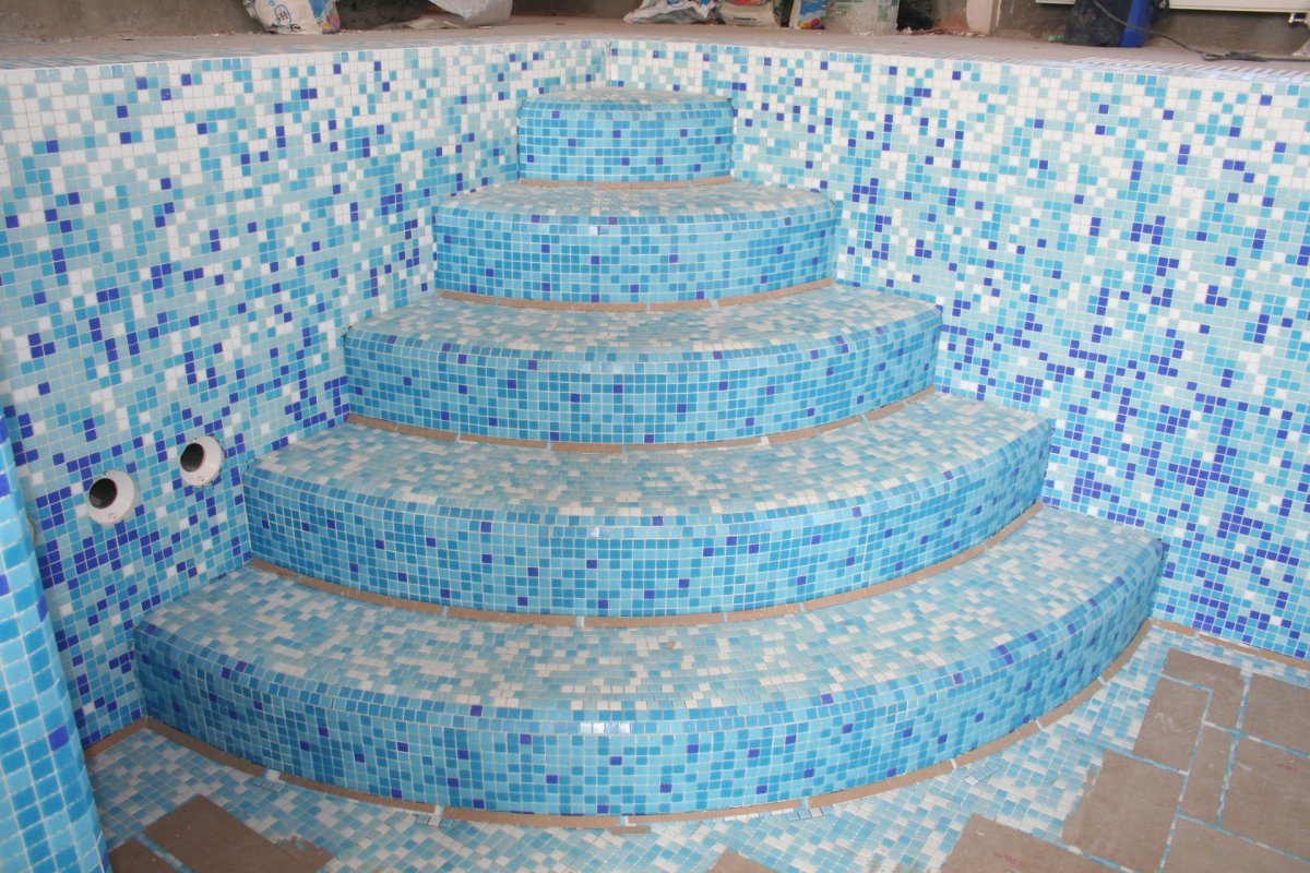 Ступени бассейна из мозаики