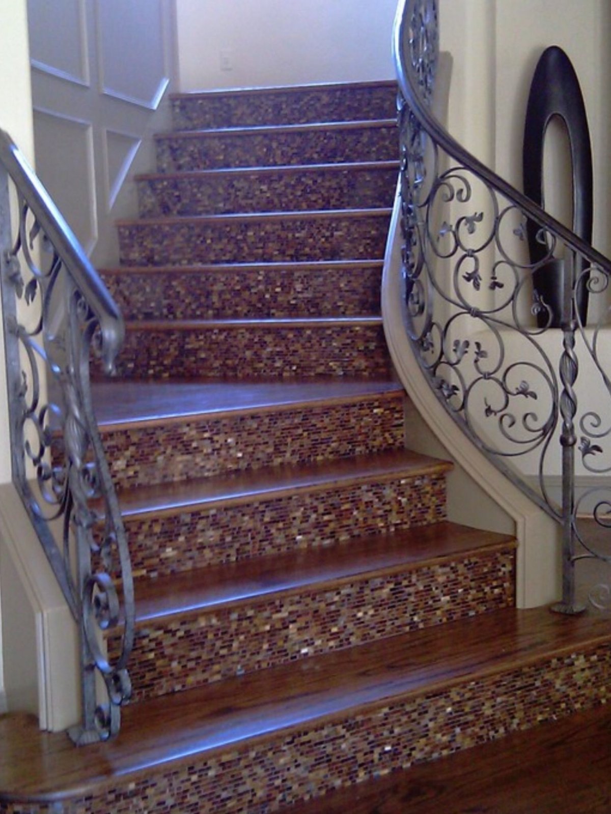 Отделка лестницы мозаикой