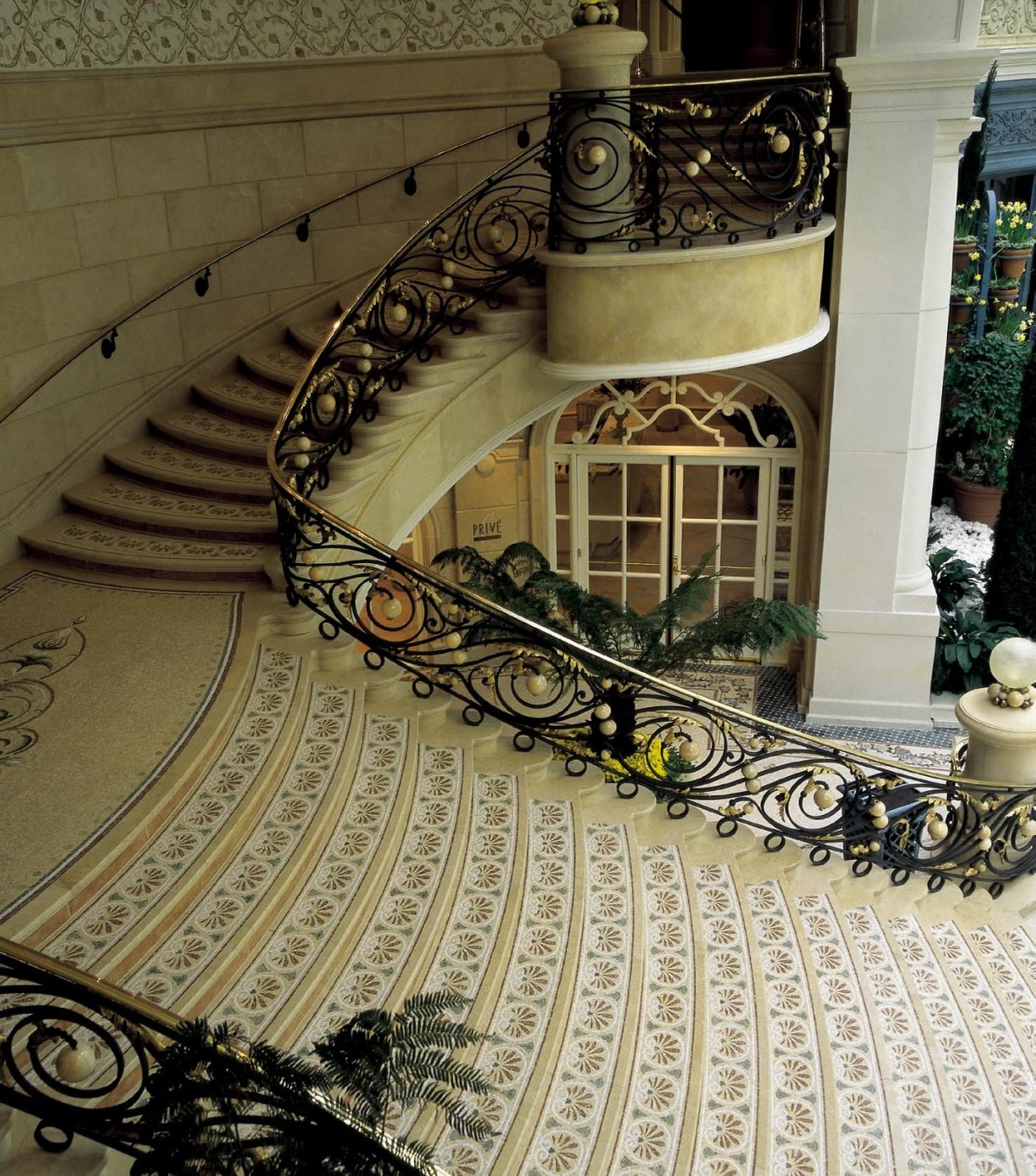 Мраморная лестница с мозаикой