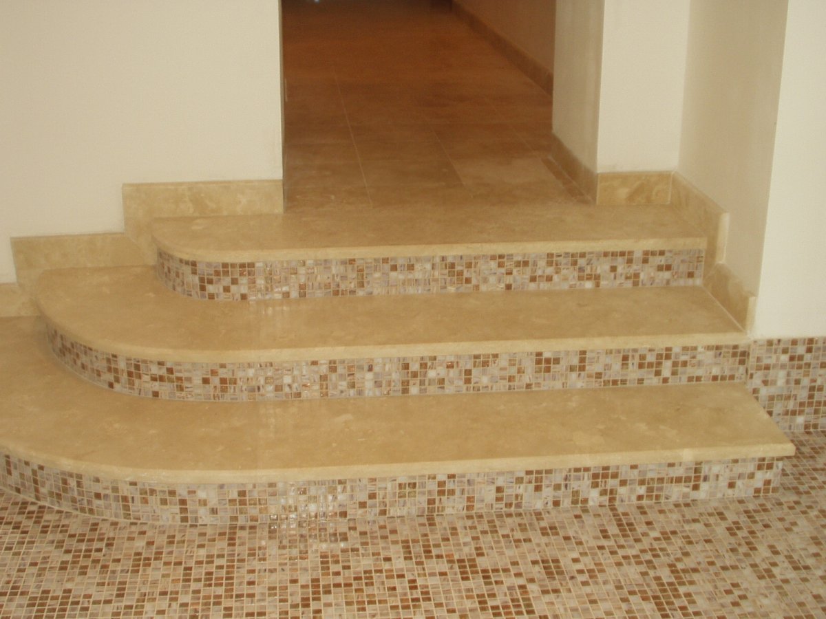 Ступени с мозаикой