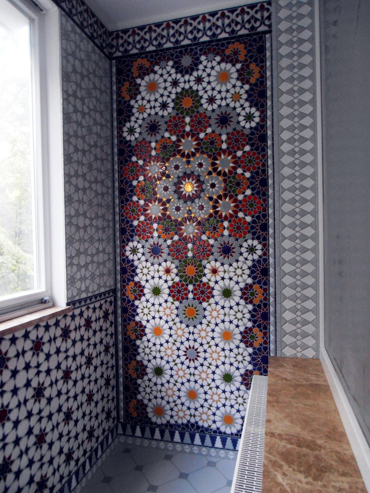 Отделка балкона мозаикой