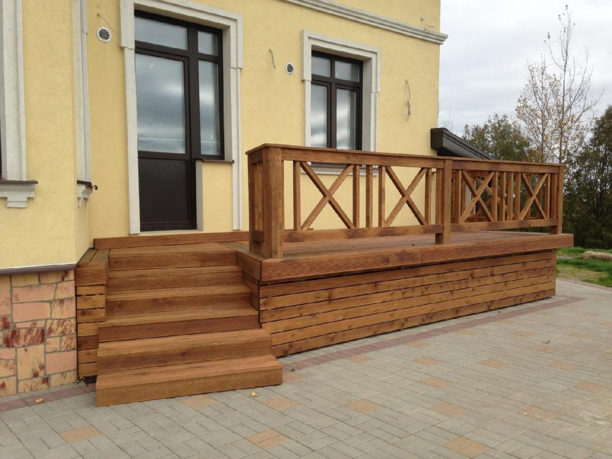 Деревянные перила для крыльца