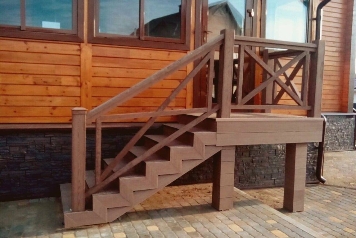 Деревянное ограждение крыльца