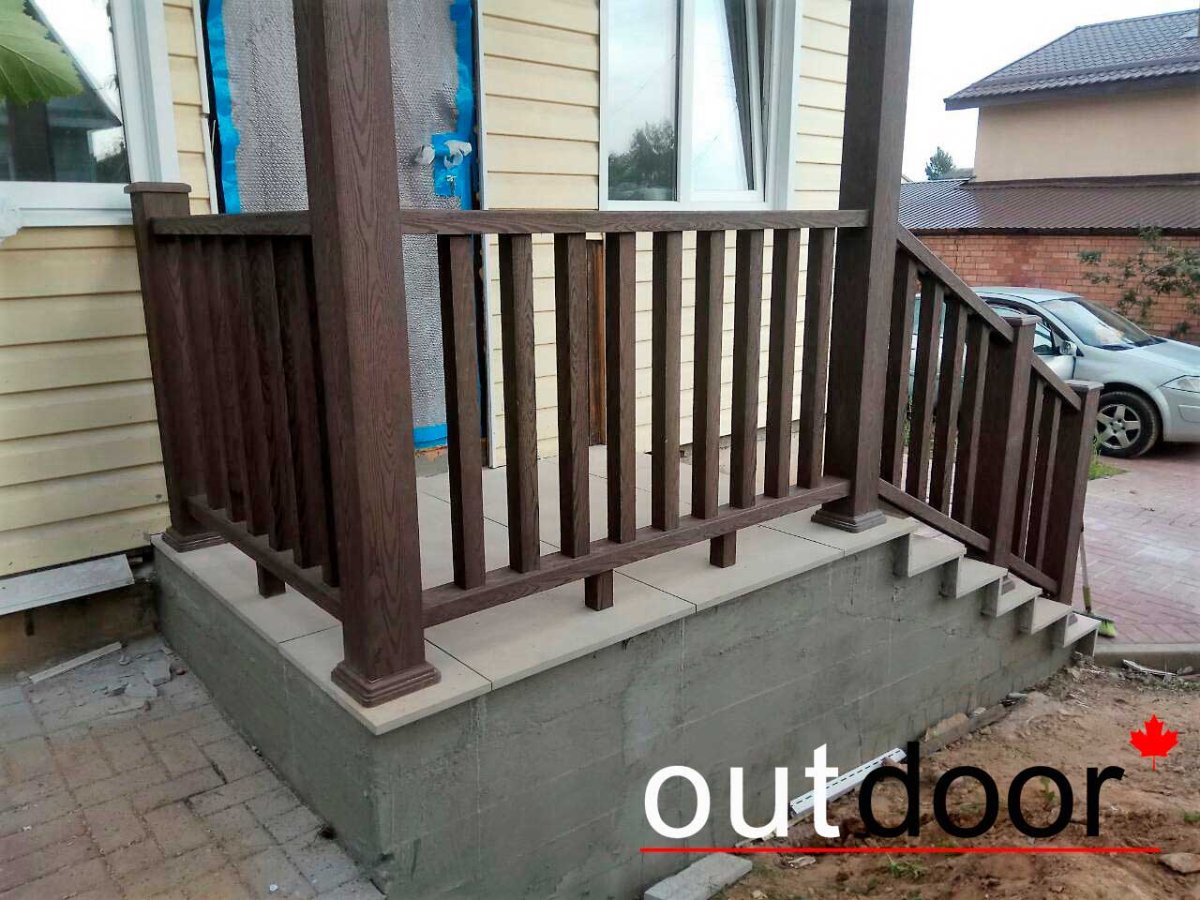 Деревянные перила для крыльца