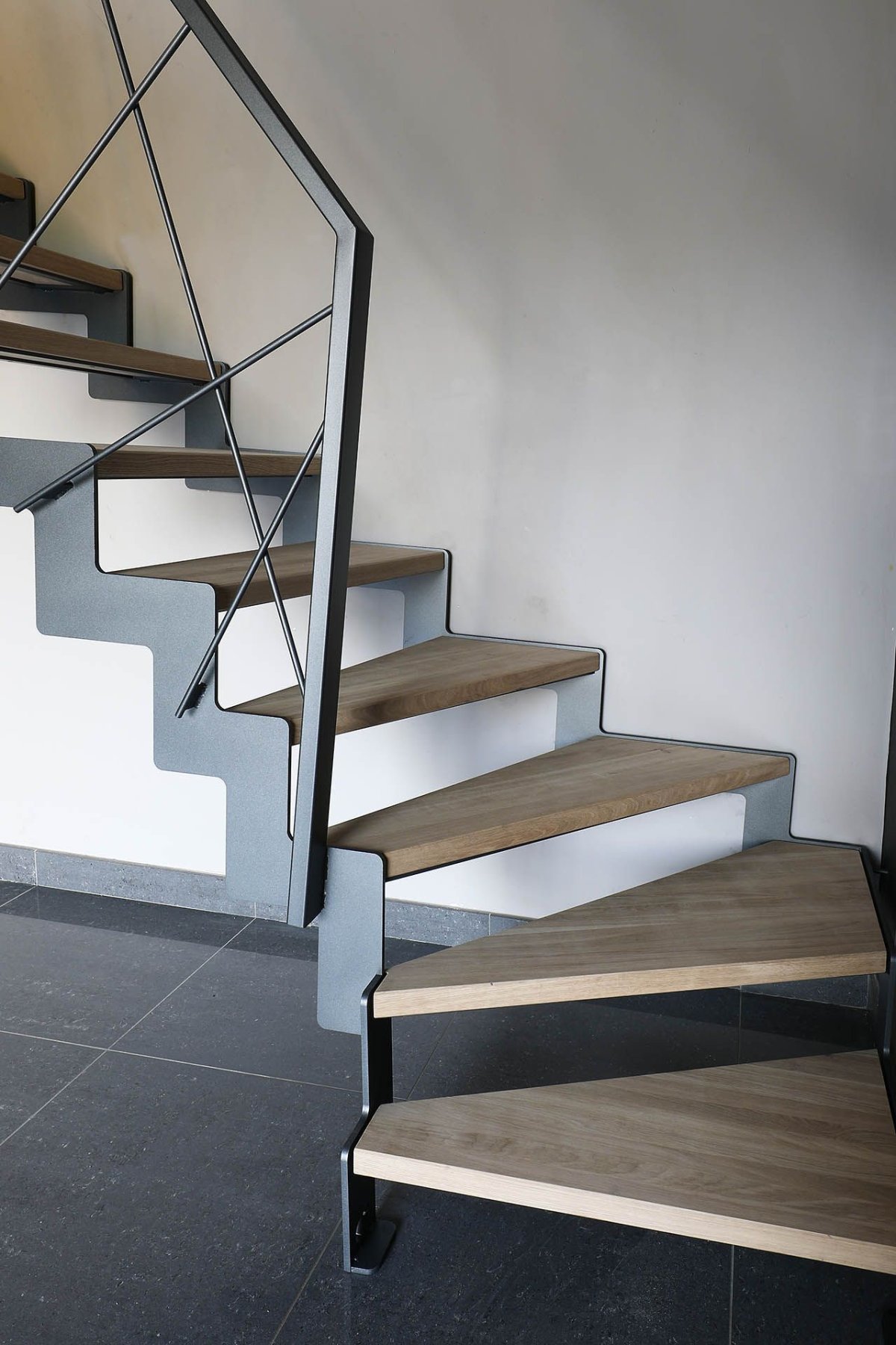 Серая лестница на металлическом каркасе