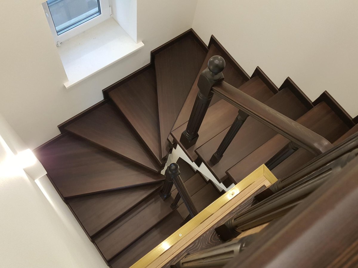 Деревянная забежная ступень к бетону