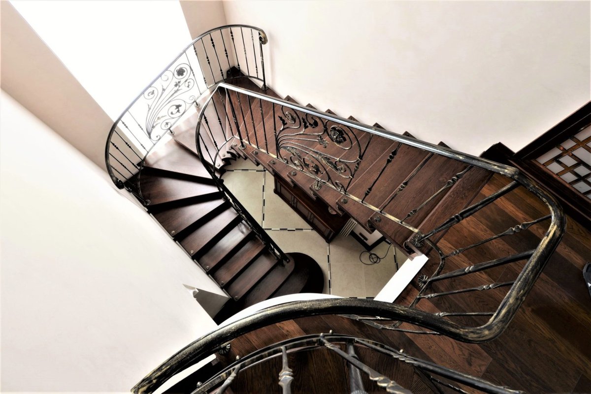 Кованые лестницы с забежными ступенями
