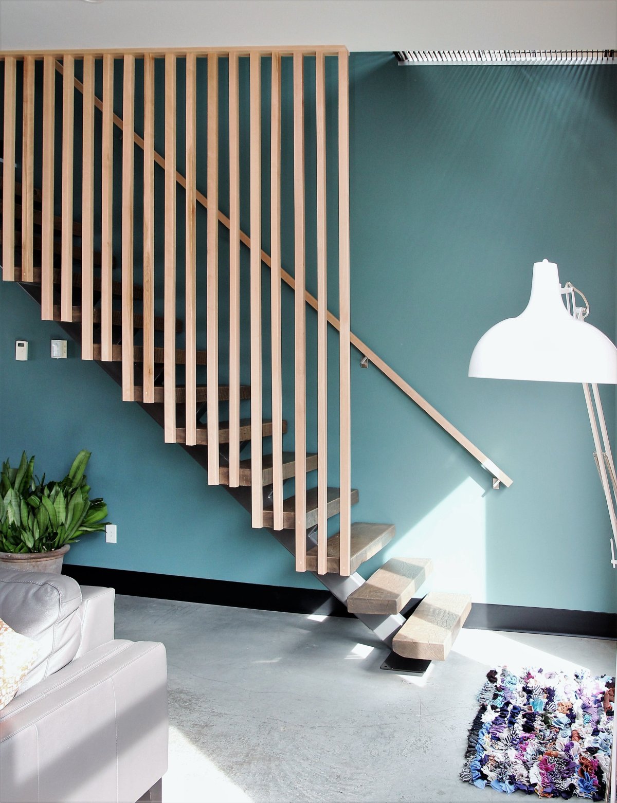 Ограждение лестницы деревянными рейками