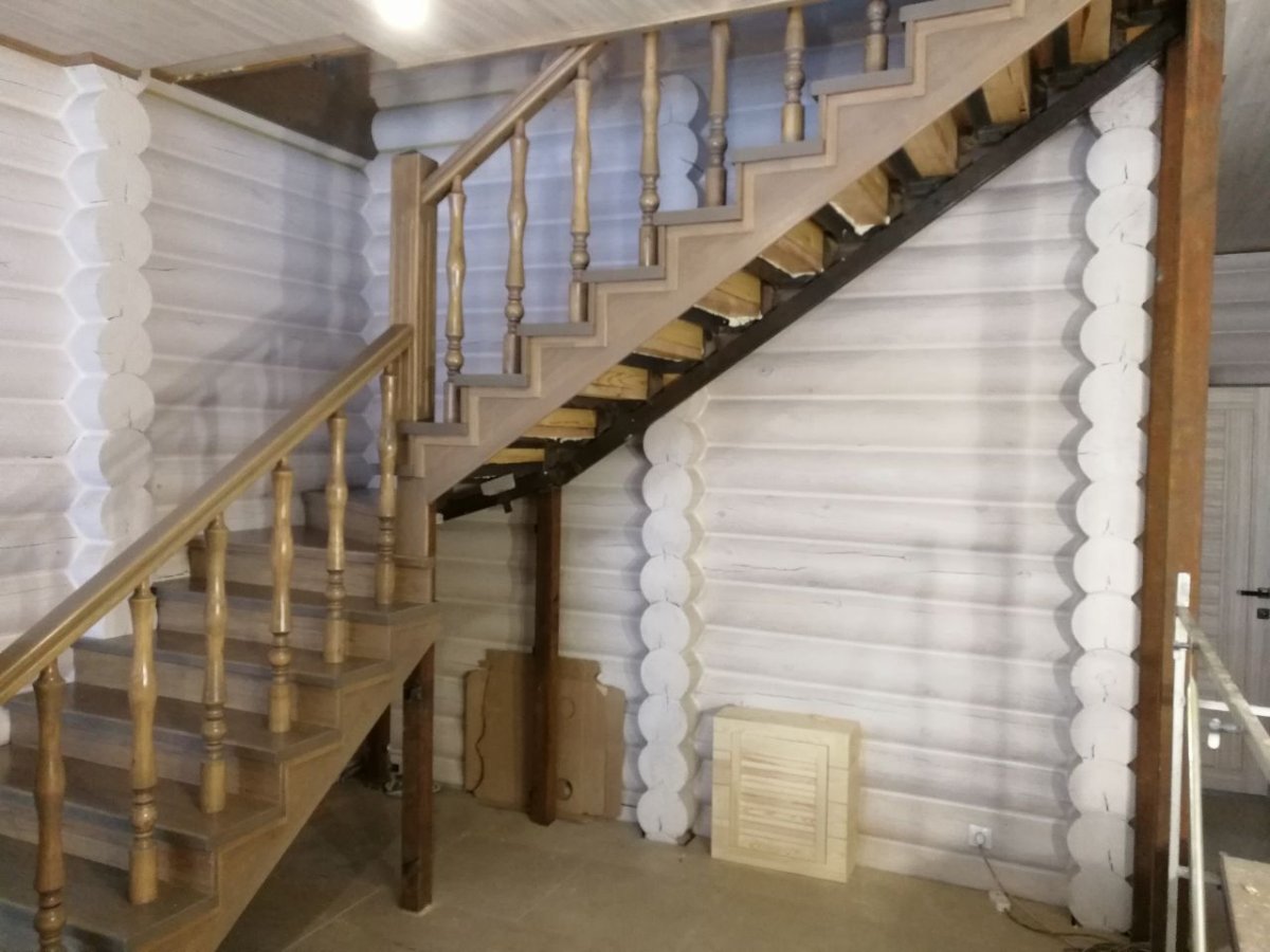 Лестница на металлокаркасе в доме из бревна