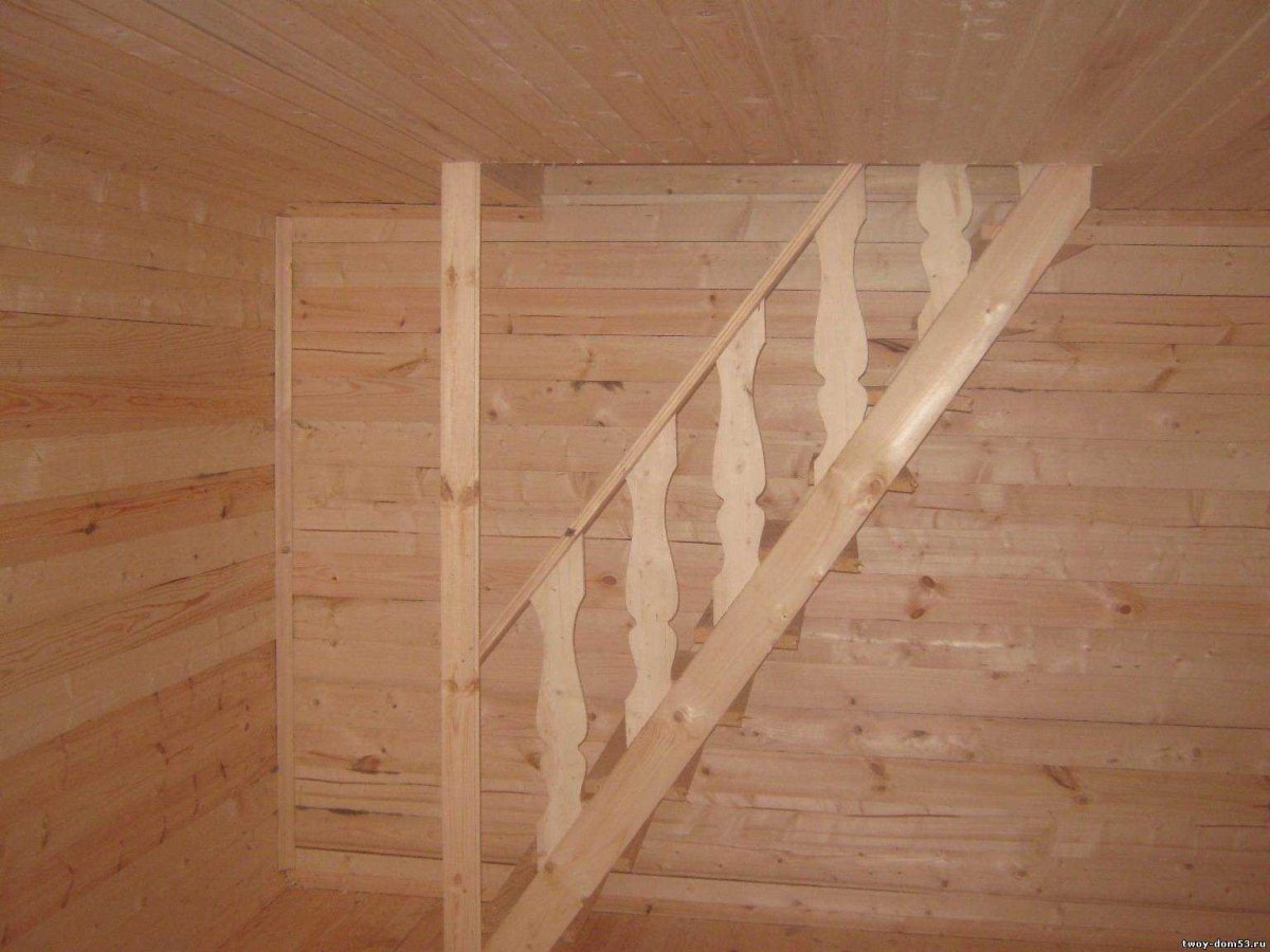 Лестница на второй этаж в бане 6х4