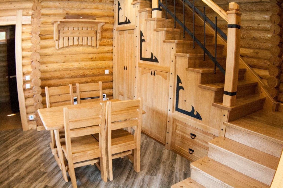 Деревянная лестница в бане