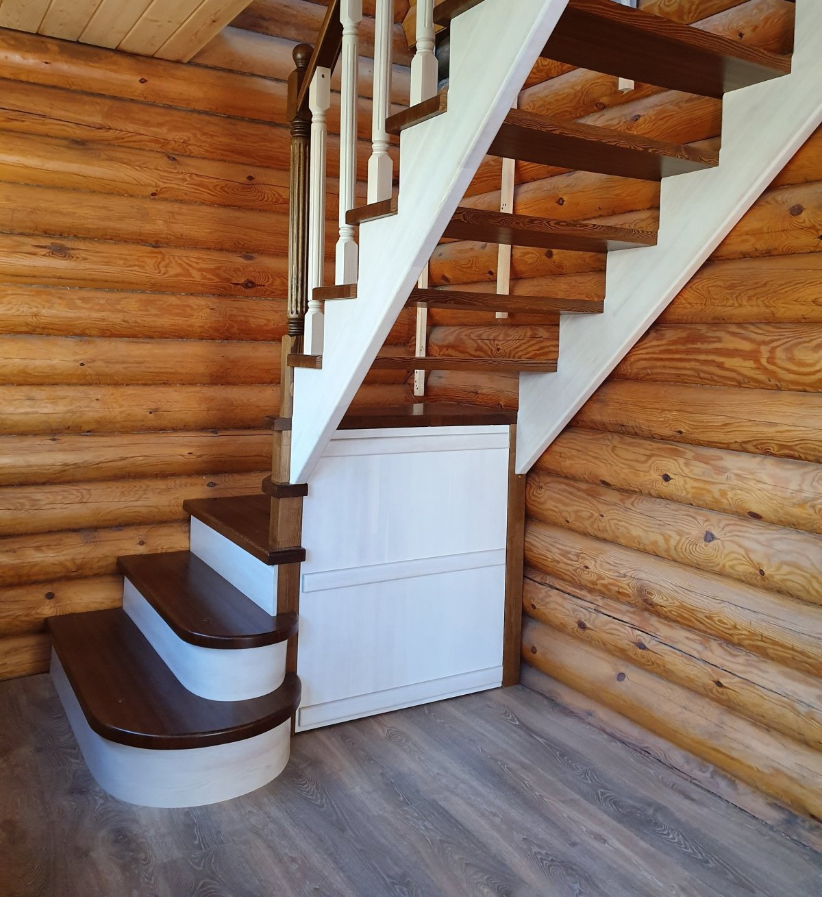 Деревянная лестница на второй этаж в бане