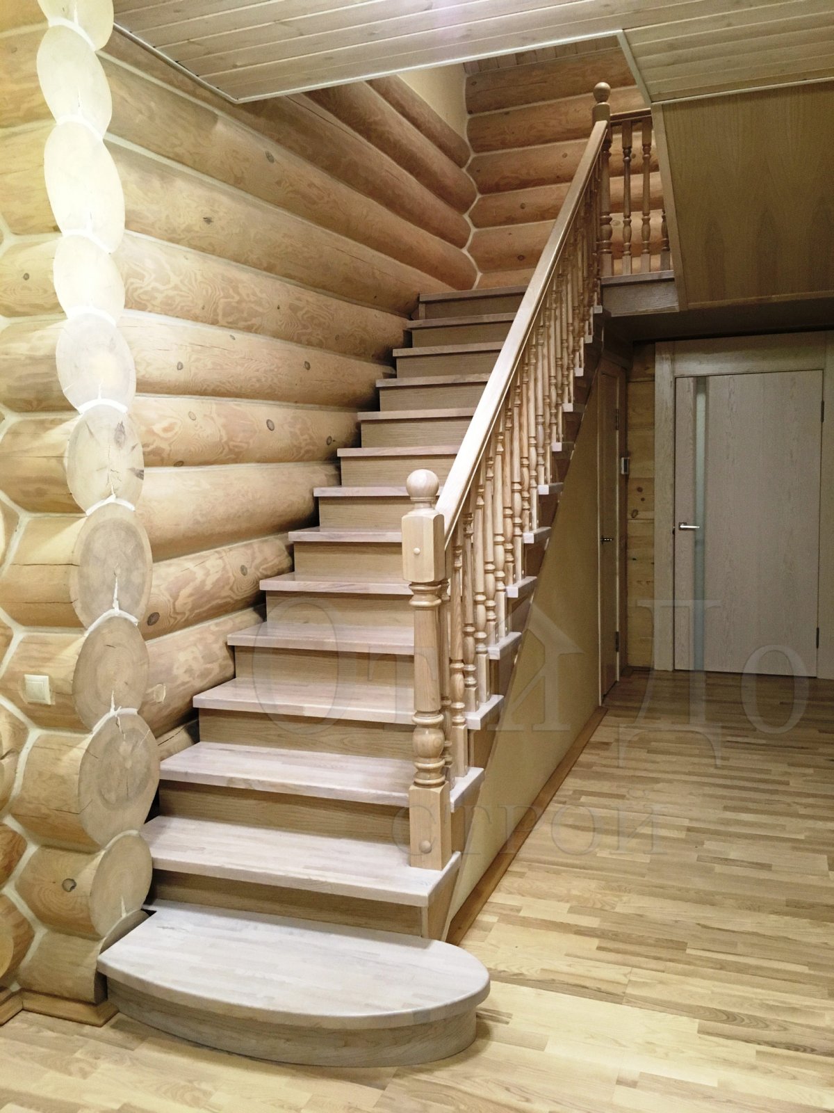 Лестница на второй этаж из полубревна