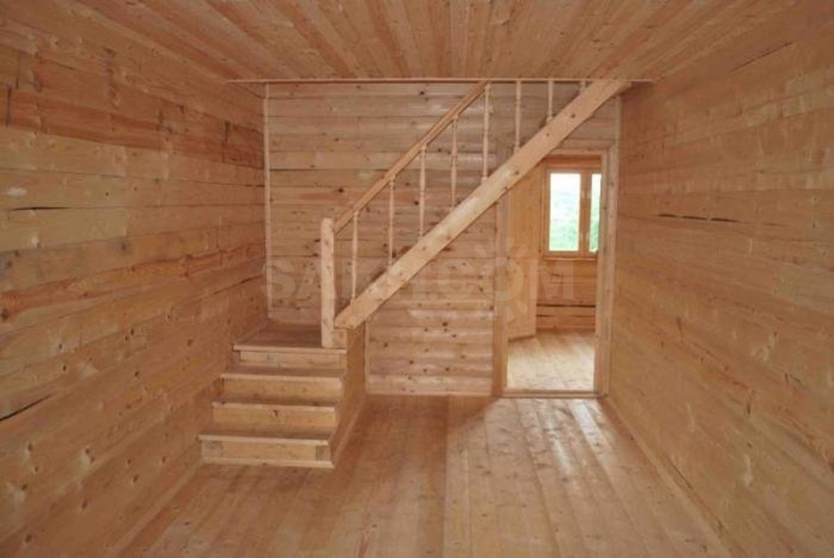 Лестница на второй этаж на даче