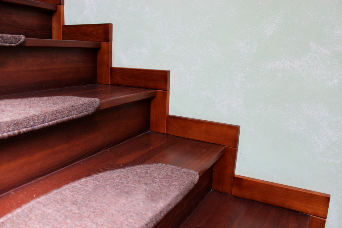 Примыкание плинтуса к лестнице