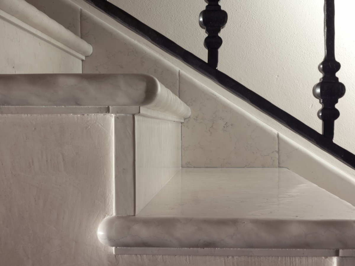 Плинтус на лестнице из мрамора