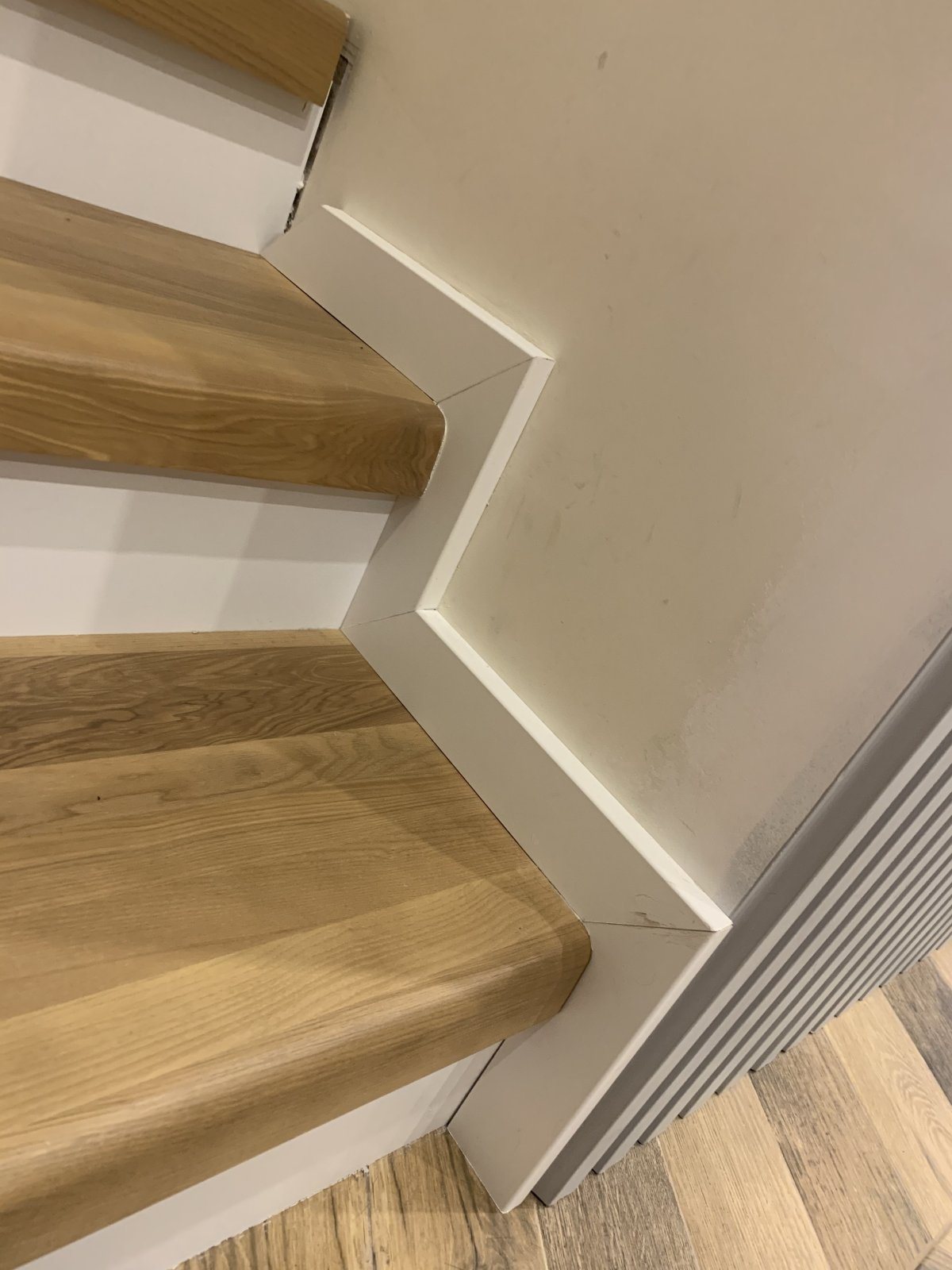 Пристенный плинтус для лестницы