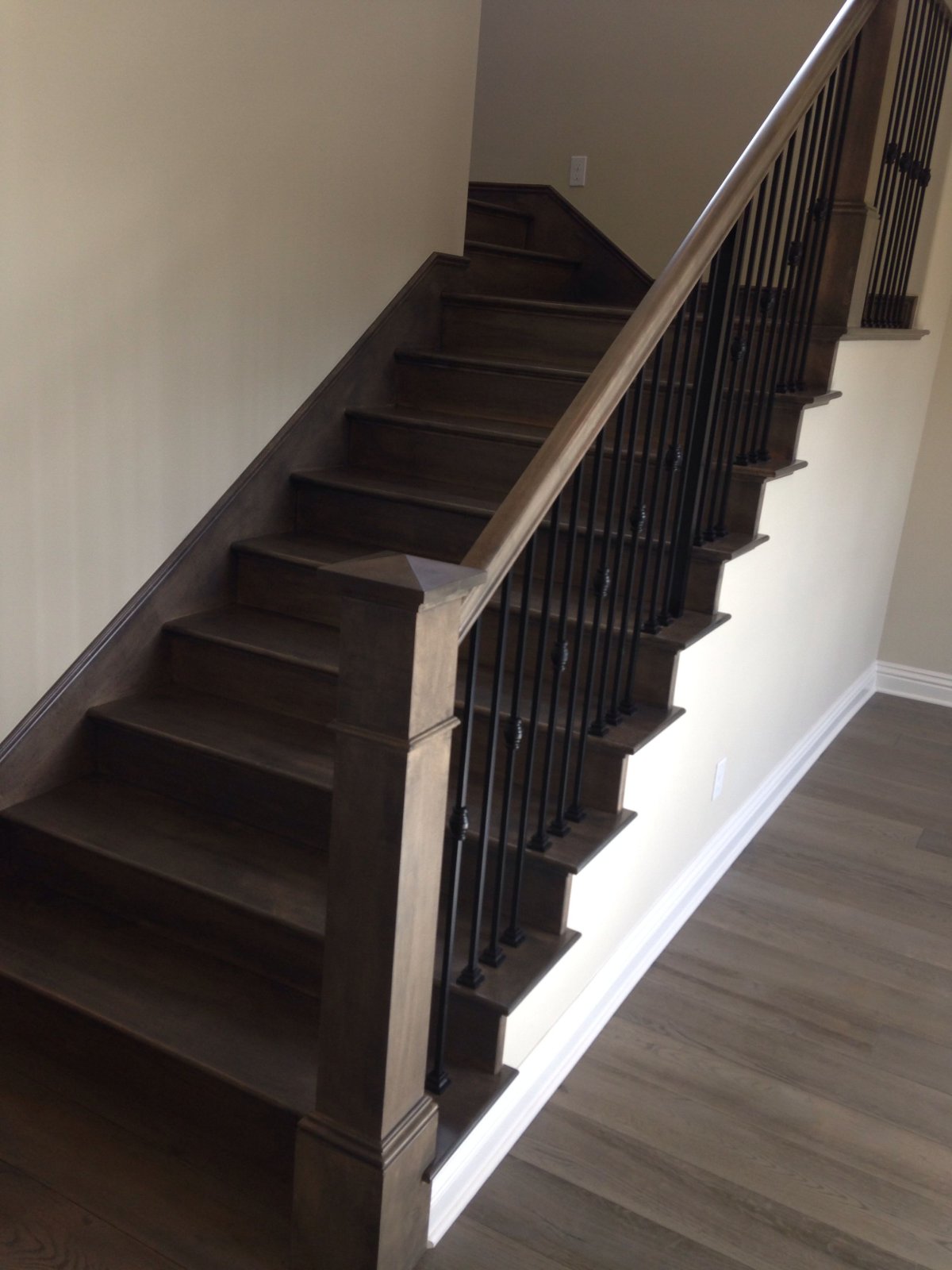 Отделка лестницы плинтусом