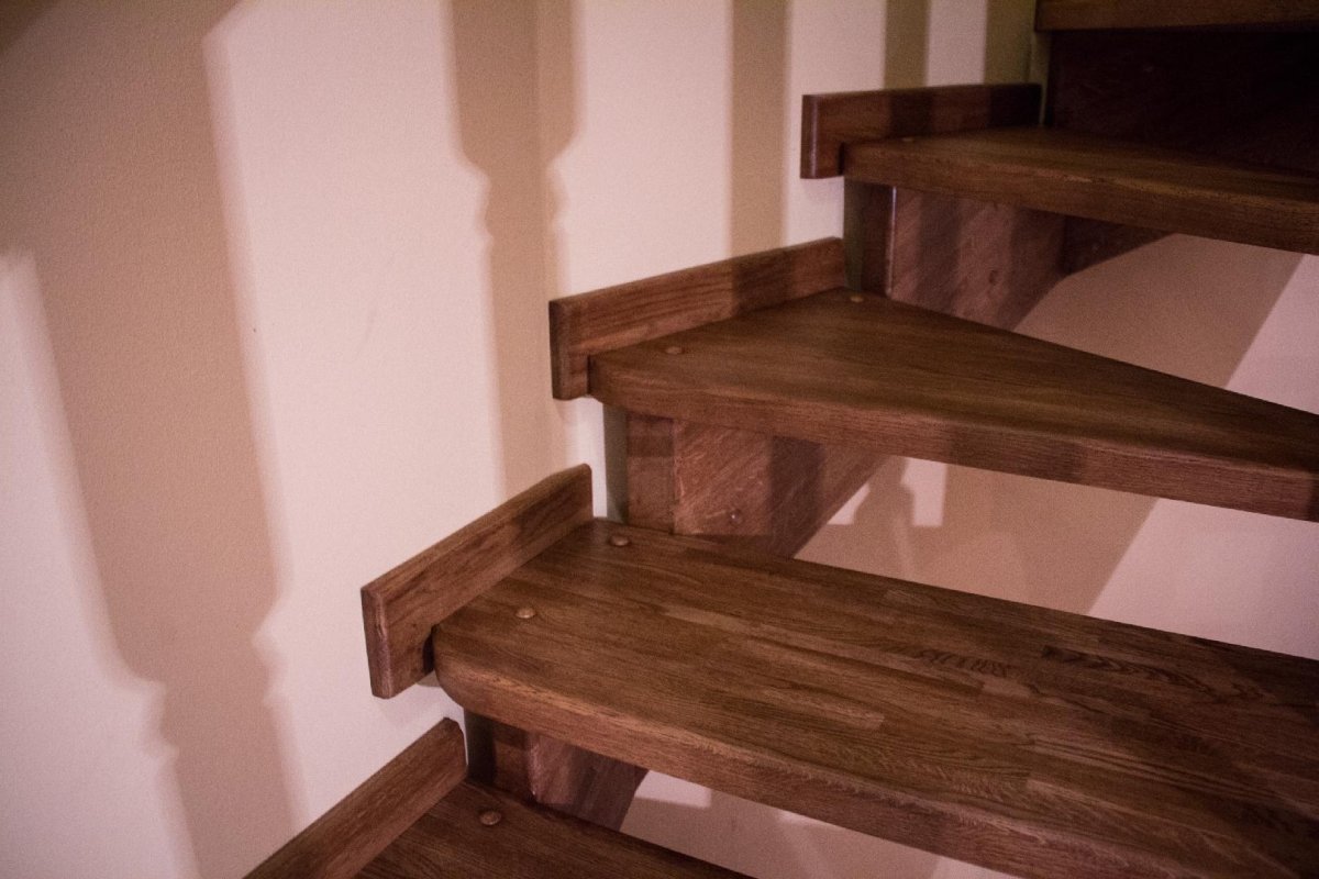 Плинтус сапожок для лестницы деревянный