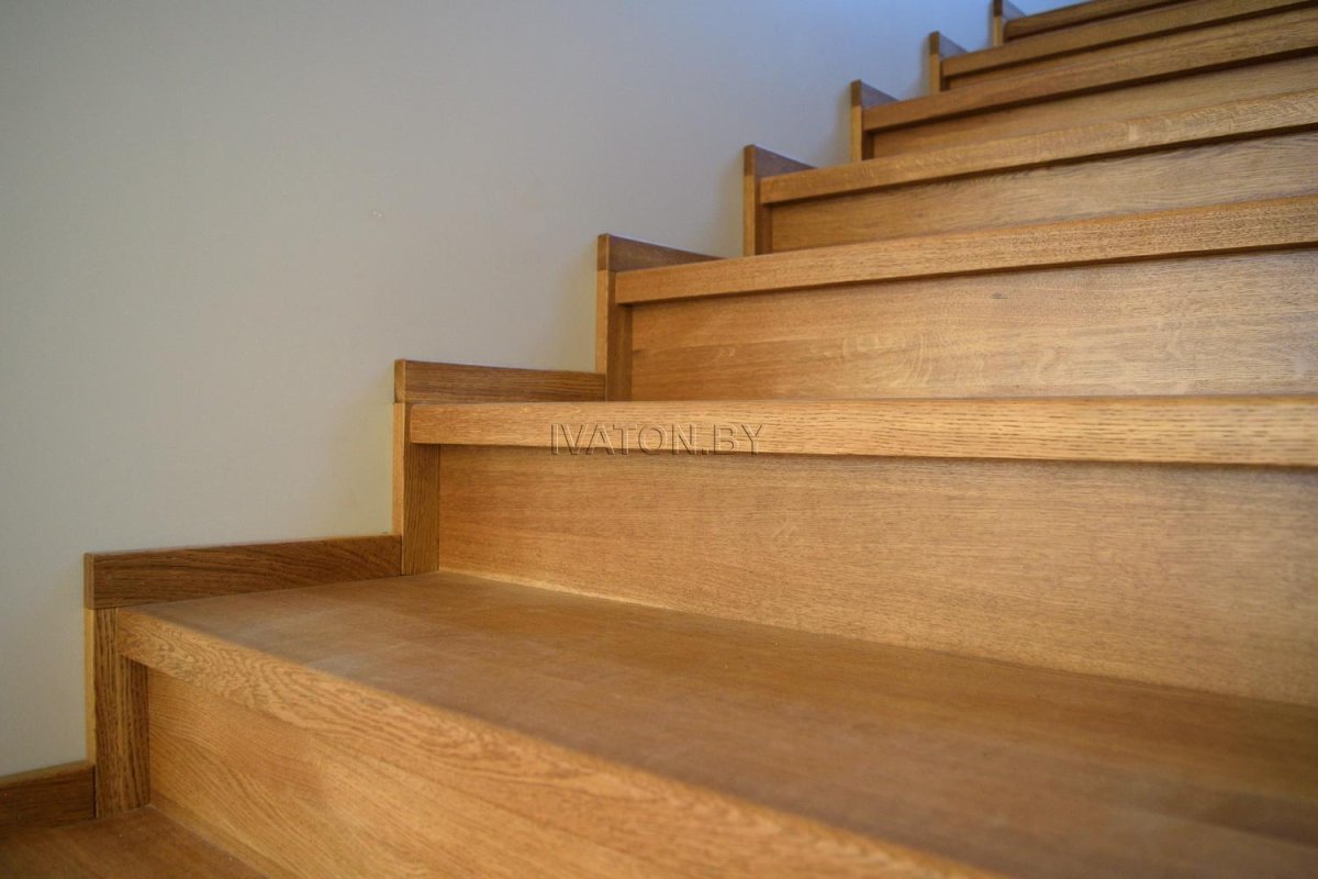 Плинтус для лестницы деревянный