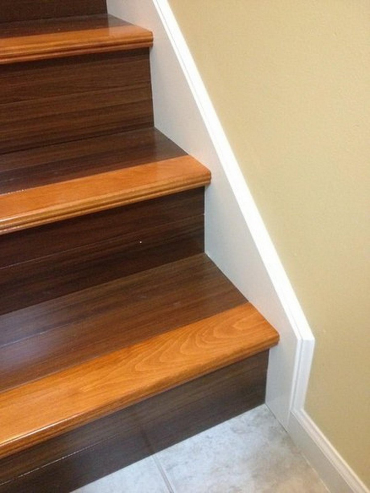 Пристенный плинтус для лестницы