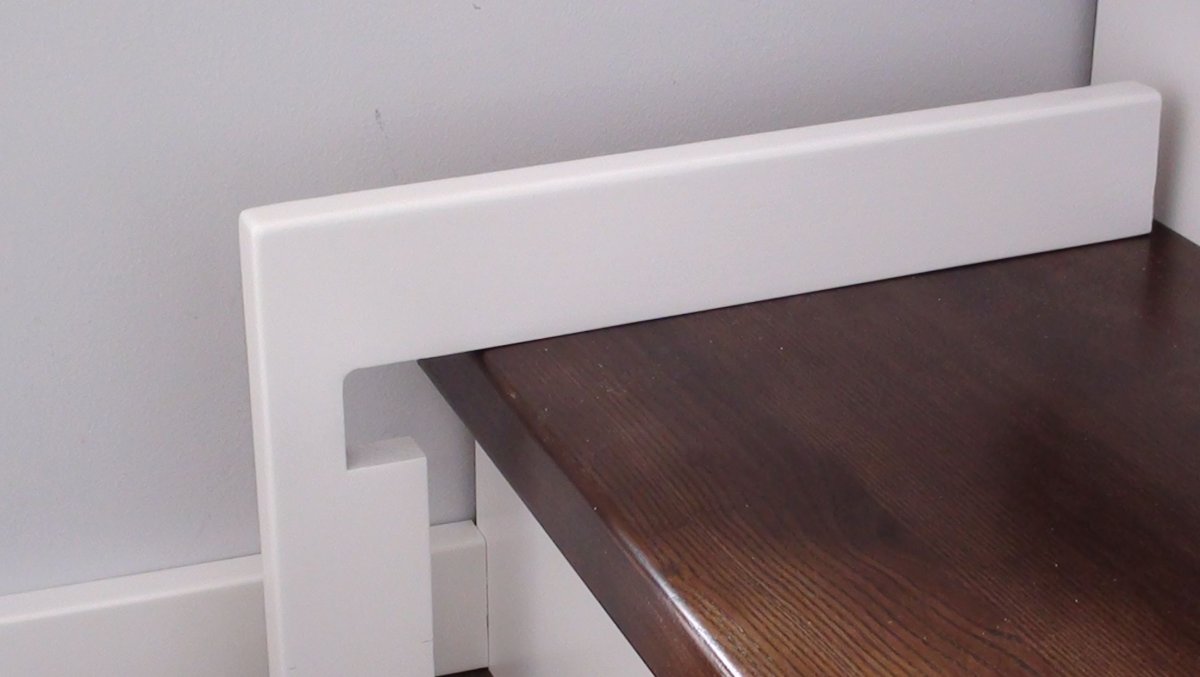 Примыкание деревянных ступеней к стене