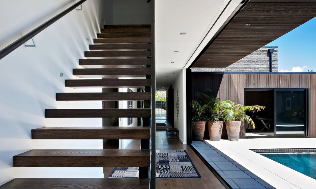 Современная лестница в доме