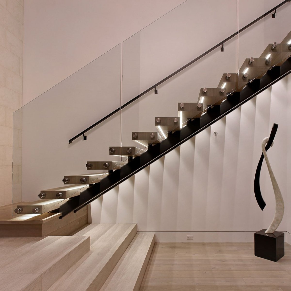 Подсветка лестницы на монокосоуре