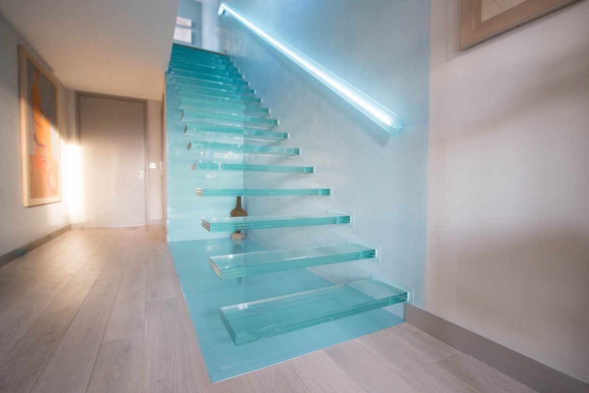 Консольная лестница со стеклом
