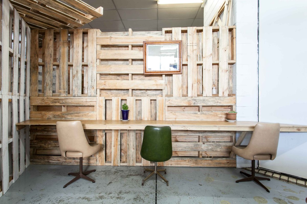 Кабинет в стиле лофт из поддонов