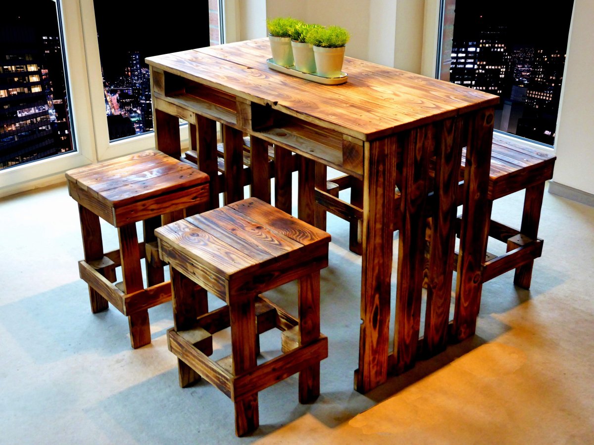 Столик из поддонов