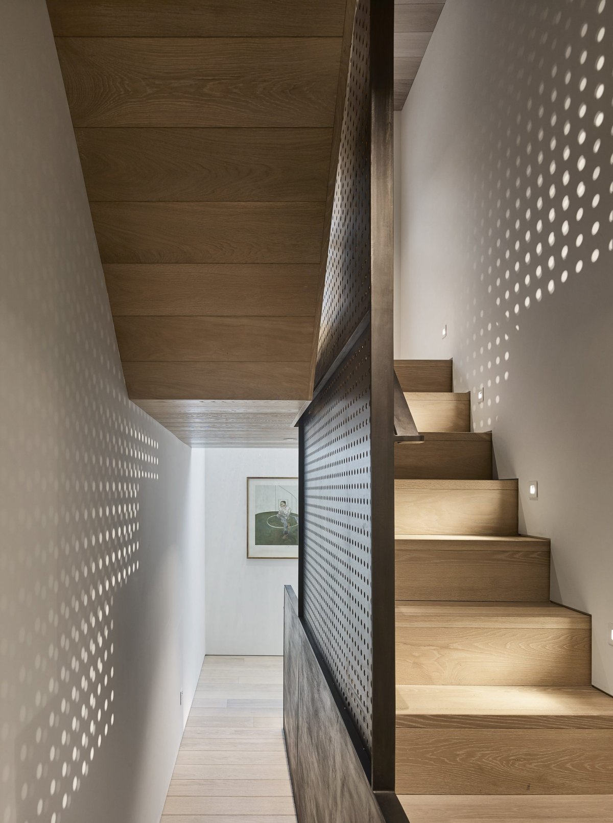 Подшев онстницы с низу