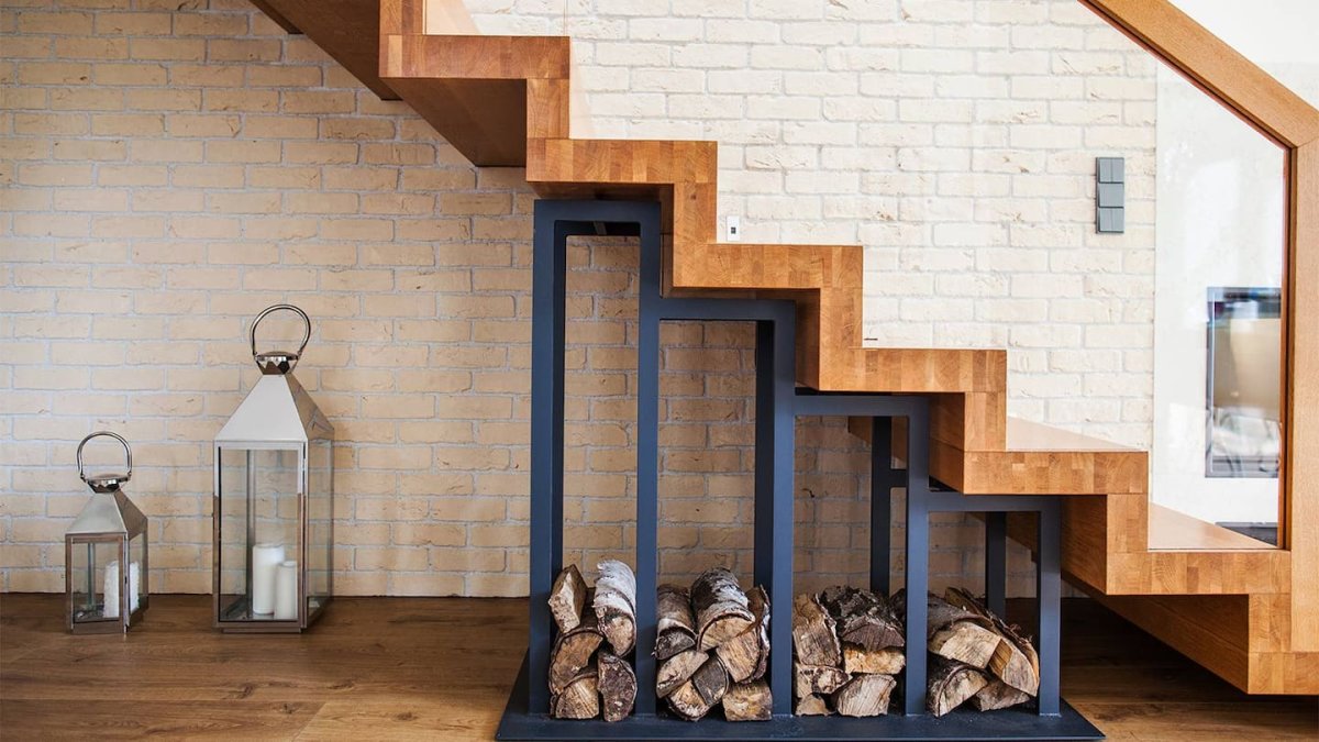 Дровница под лестницей