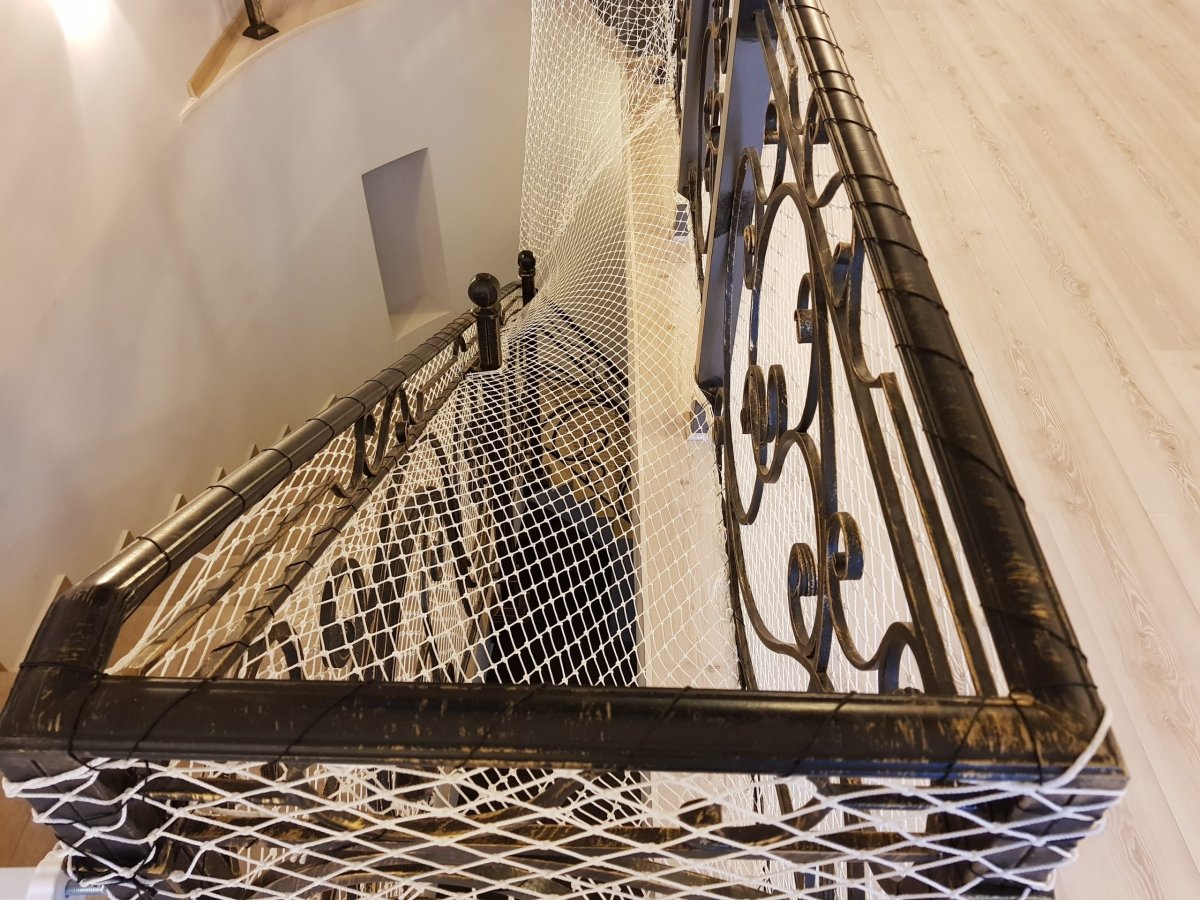 Защитная сетка на перила лестницы