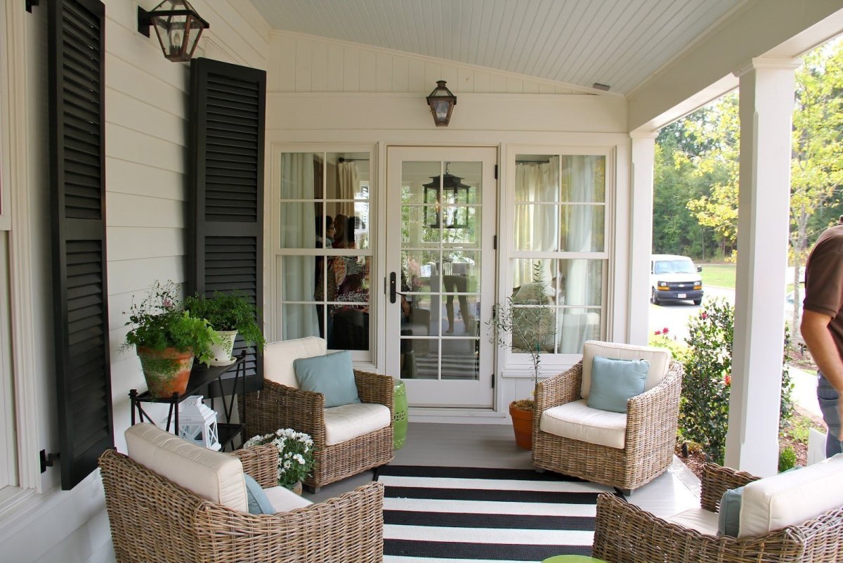 Веранда с белыми стенами