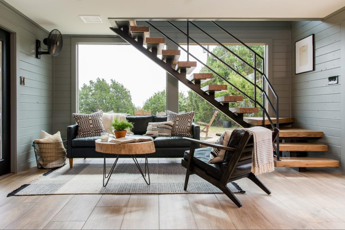Открытая лестница в гостиной
