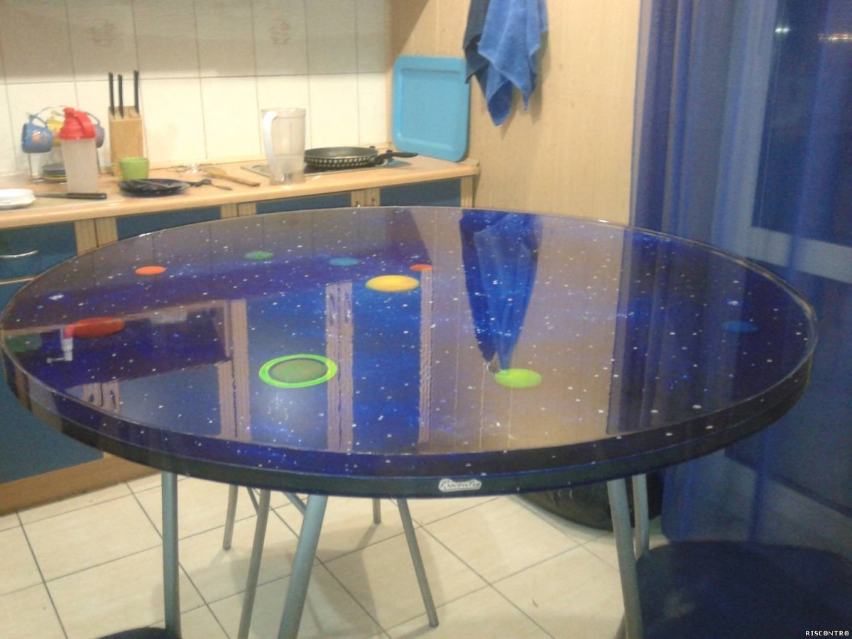 Кухонный стеклянный стол с подсветкой