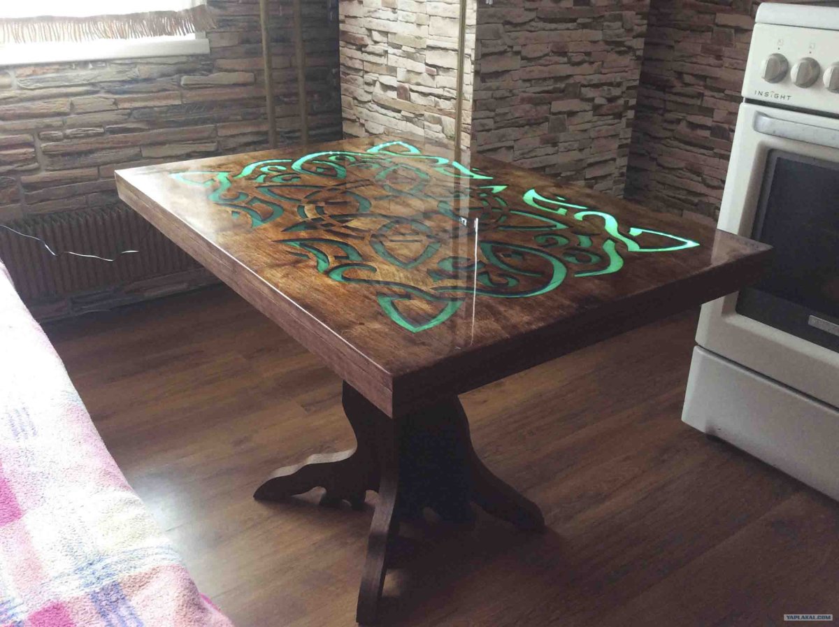 Журнальный столик из дерева с подсветкой