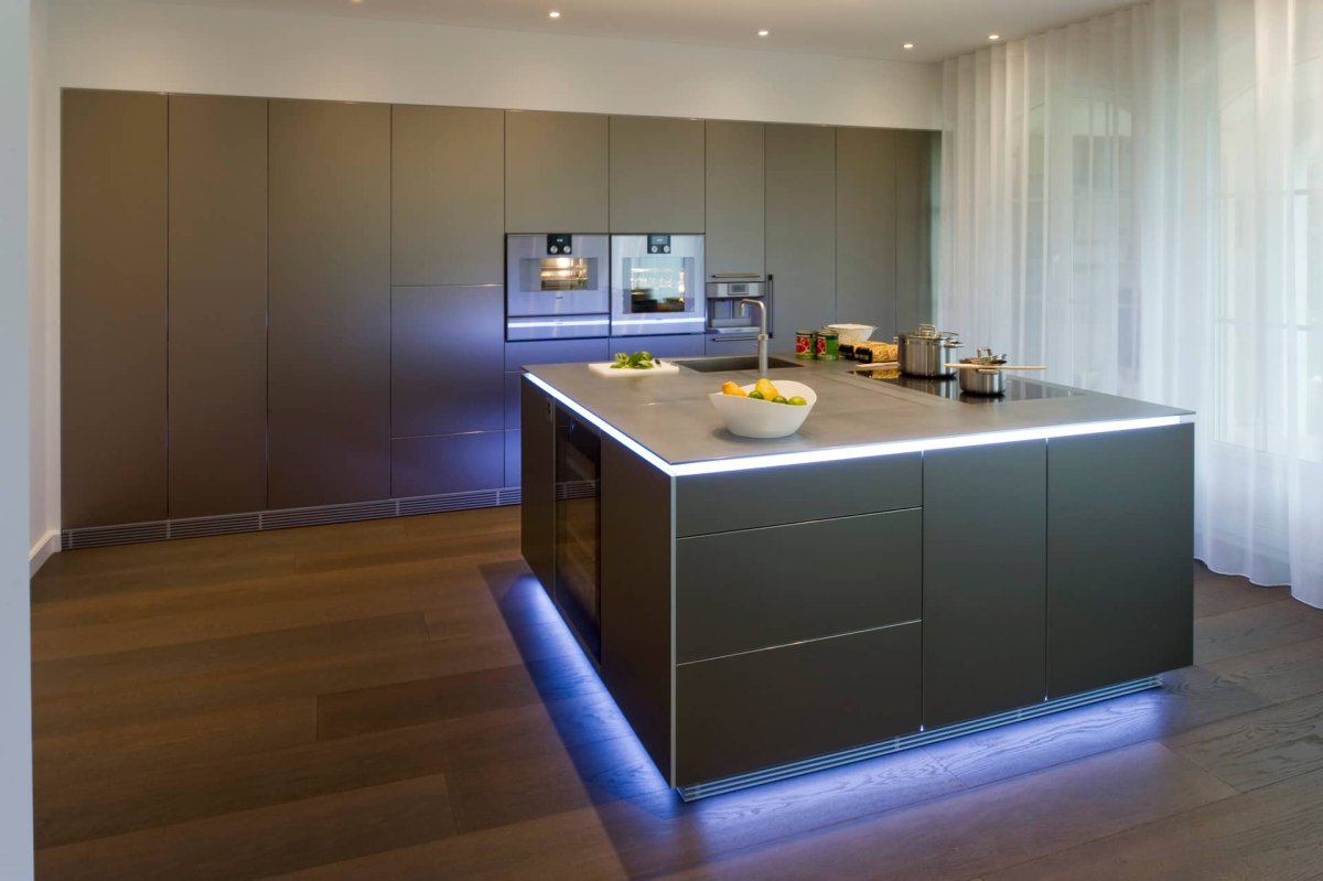 Подсветка под столешницей кухни