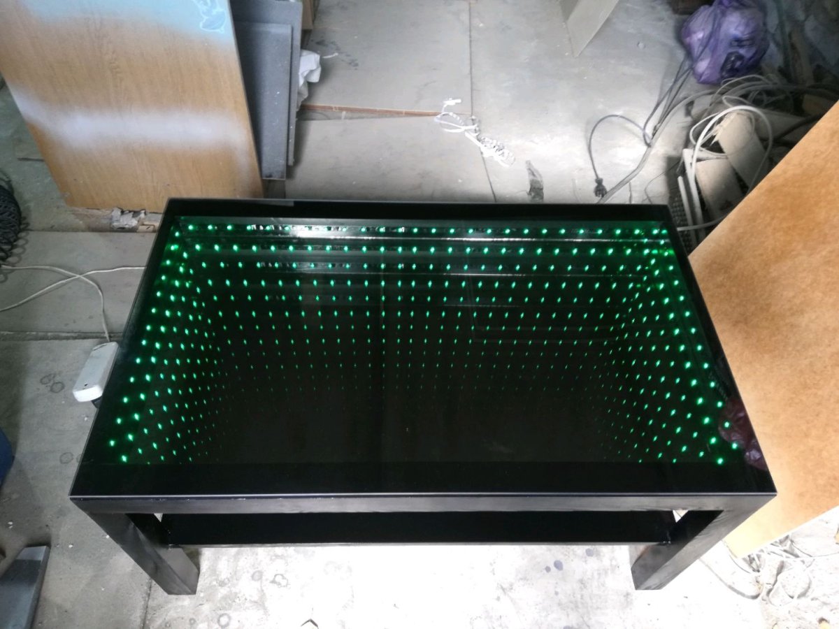 Стол с эффектом бесконечности